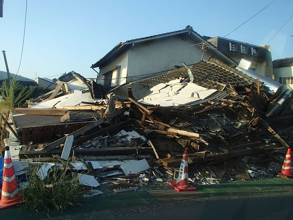 震災で崩れた家